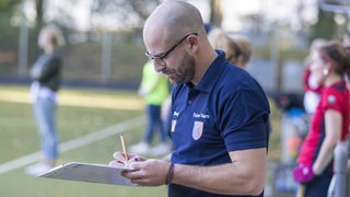 Florian Keller macht Notizen.