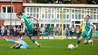 Reena Wiechmann und Michaela Brandenburg im Spiel gegen den VfL Wolfsburg.