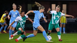 Maja Sternad im Zweikampf gegen Wolfsburg.