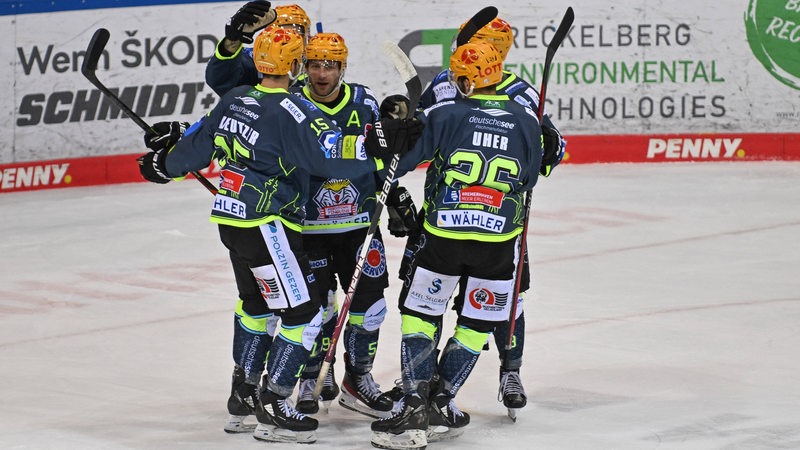 Die Spieler der Fischtown Pinguins bejubeln einen Treffer.