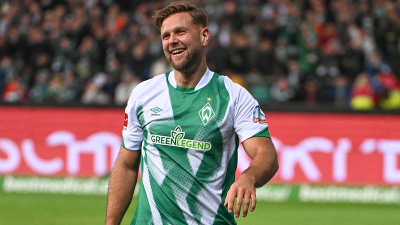 Werder-Stürmer Niclas Füllkrug lächelt während eines Bundesligaspiels.