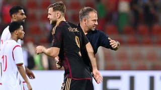 Werder-Strümer Niclas Füllkrug und DFB-Trainer Hansi Flick umarmen sich.