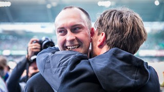 Ole Werner wird nach dem Aufstieg von Clemens Fritz umarmt.