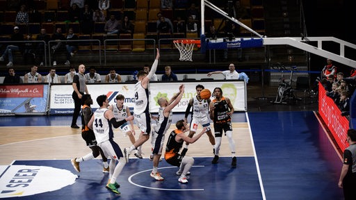 Die Basketballer der Eisbären Bremerhaven wehren einen Angriff der Panthers Schwenningen ab.