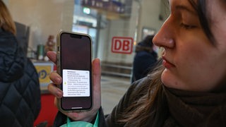 Frau hält Handy