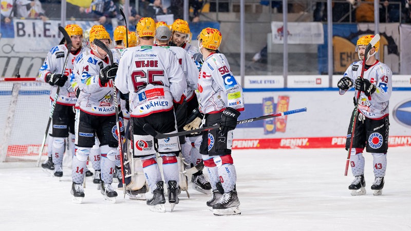 Eishockey-Spieler der Fischtown Pinguins kommen in einer Jubeltraube auf dem Eis zusammen nach einem Tor.