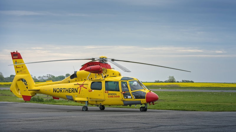 Rettungshubschrauber auf einem kleinen Flugplatz an der Nordsee 