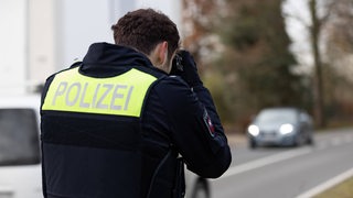 Polizist bei mobiler Geschwindigkeitskontrolle