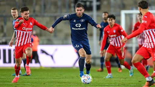 Oldenburg-Spieler Robert Zitarski dribbelt mit dem Ball nach vorne.