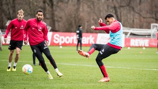 Davie Selke im Training beim Schuss. 