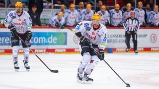 Pinguins-Kapitän Jan Urbas hält den Puck am Schläger.