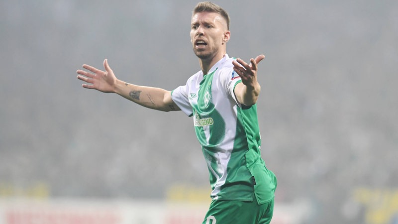 Werder-Verteidiger Mitchell Weiser breitet die Arme aus.