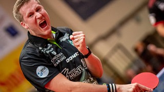 Werders Tischtennis-Profi Mattias Falck schreit seinen Jubel heraus und ballt dabei die Hand zur Faust.