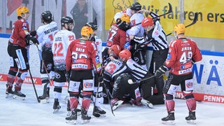 Wildes Gerangel auf dem Eis zwischen Spielern der Fischtown Pinguins und den Kölner Haien.