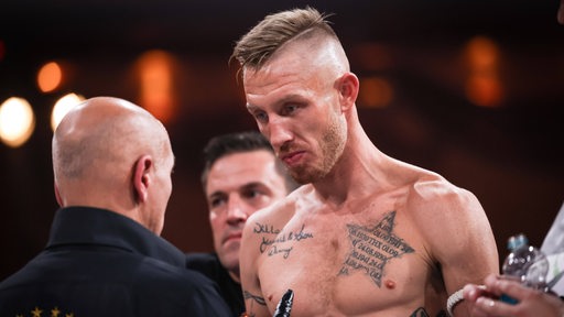 Der Bremerhavener Kickboxer Pascal Schroth blickt den Ringrichter an.