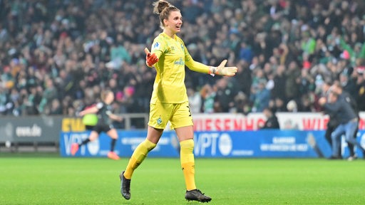 Anneke Borbe bejubelt ein Werder-Tor.