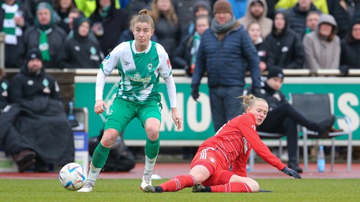 Michelle Ulbrich im Zweikampf gegen die Bayern.