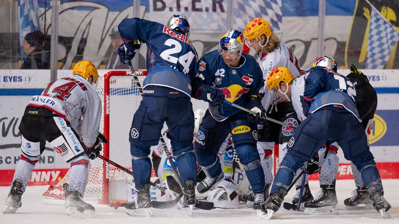 Mehrere Spieler der Fischtown Pinguins und Red Bull München kämpfen um den Puck.