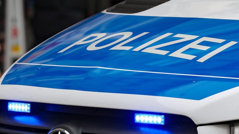 Die Motorhaube eines Polizeifahrzeuges