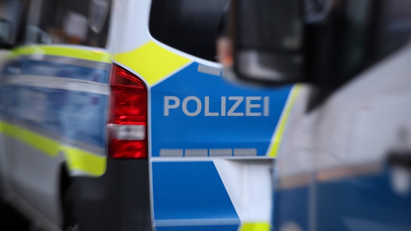 Die Aufschrift "Polizei" auf einem Polizeiwagen