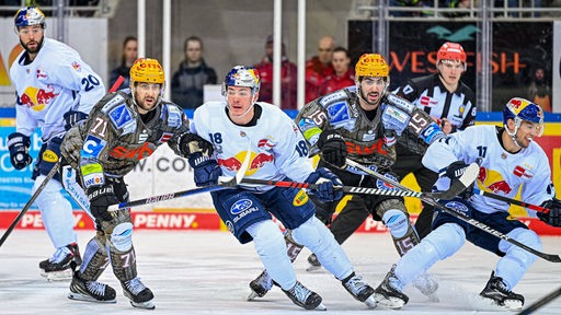 Die Pinguins im Duell mit dem EHC München.