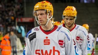 Eishockey-Spieler Philip Samuelsson von den Fischtwon Pinguins geht enttäuscht vom Eis.