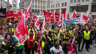 Beschäftigte des öffentlichen Dienstes demonstrieren für mehr Lohn.