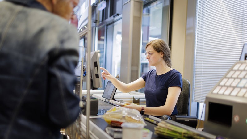 Kassiererin im Supermarkt