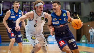 Basketball-Spieler Jarekke Alexander Reischel von den Eisbären Bremerhaven im Duell gegen Booker Coplin von den Giants Düsseldorf.