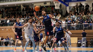 Die Eisbären behaupten unter dem Korb den Ball.