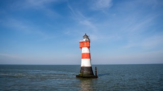 Der Leuchtturm Roter Sand wird von Wasser umspült.