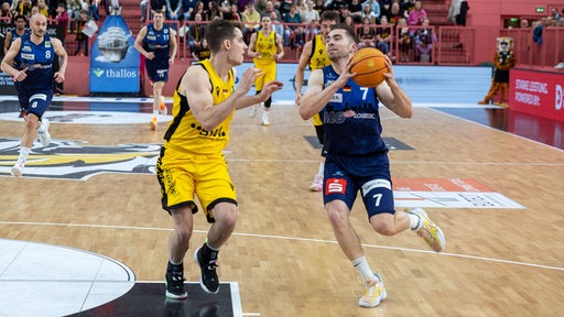 Adrian Breitlauch am Ball im Spiel gegen die Tigers Tübingen.