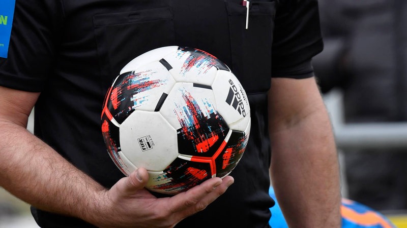 Ein Schiedsrichter mit Spielball. (Archivbild)