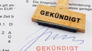 Ein Holzstempel mit dem Wort "gekündigt".