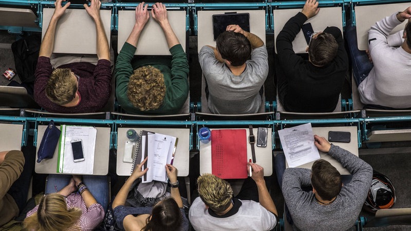 Studierende in einem Hörsaal von oben fotografiert (Symbolfoto)