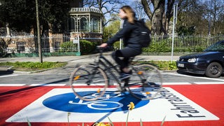 Radfahrerin befährt bei schönem Wetter die Fahrradstraße Parkallee in Bremen (Archivbild)