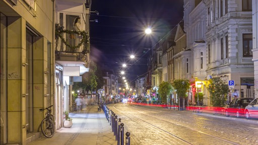 Der Ostertorsteinweg wird nachts durch Laternen und Lampen erleuchtet (Archivbild)