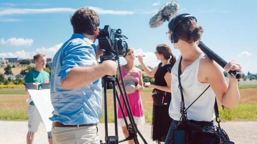 Junges Filmteam bei Dreharbeiten (Symbolbild)