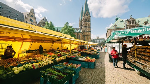 Stände mit gelben Plan auf dem Domshof-Wochenmarkt