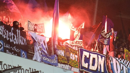 HSV-Anhänger zünden im Nordderby bei Werder Pyrotechnik.