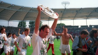 Bernd Hobsch präsentiert die Meisterschale im Stuttgarter Neckarstadion