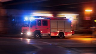 Einsatzfahrt der Feuerwehr bei Nacht (Symbolbild).