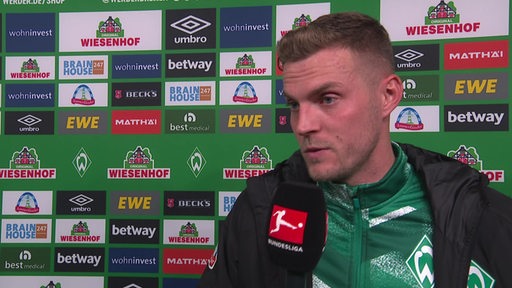 Werder-Torjäger Marvin Ducksch gibt ein Interview.