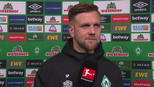 Werder-Torjäger Niclas Füllkrug Ducksch gibt ein Interview.