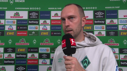 Werder-Trainer Ole Werner gibt ein Interview.