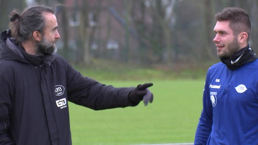 Der VfB Oldenburg Trainer Dario Fossi kommuniziert mit seinem Spieler. 