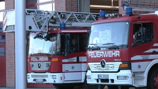 Zwei Feuerwehrautos in der Garage.