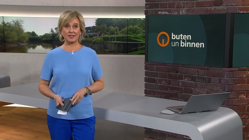 Moderatorin Kirsten Rademacher im Studio von buten un binnen. 