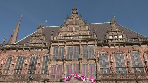 Karneval-Fähnchen vor dem Bremer Rathaus