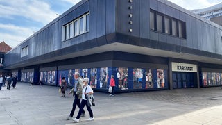 Blick auf ein Gebäude mit der Aufschrift "Karstadt".